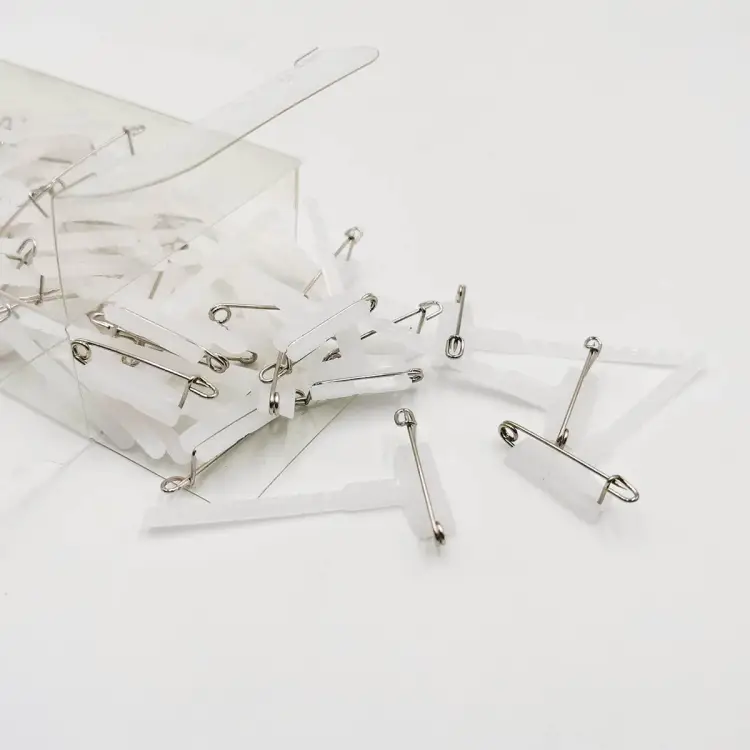 Przypinka biała paczka.jpg